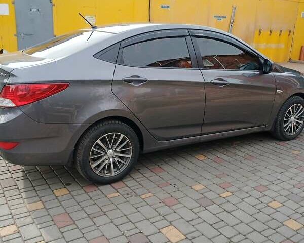 Серый Хендай Акцент, объемом двигателя 1.4 л и пробегом 163 тыс. км за 6700 $, фото 3 на Automoto.ua