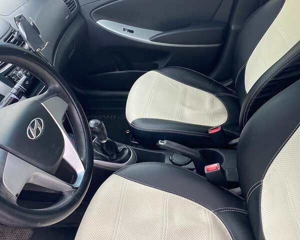 Серый Хендай Акцент, объемом двигателя 1.4 л и пробегом 164 тыс. км за 7199 $, фото 5 на Automoto.ua