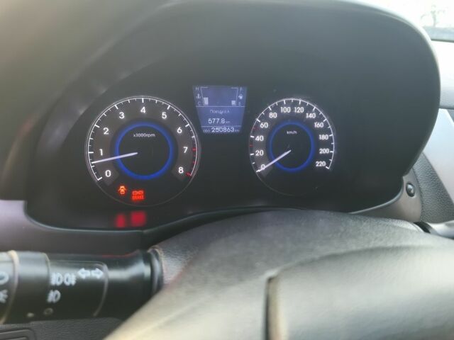 Серый Хендай Акцент, объемом двигателя 1.6 л и пробегом 251 тыс. км за 4900 $, фото 6 на Automoto.ua