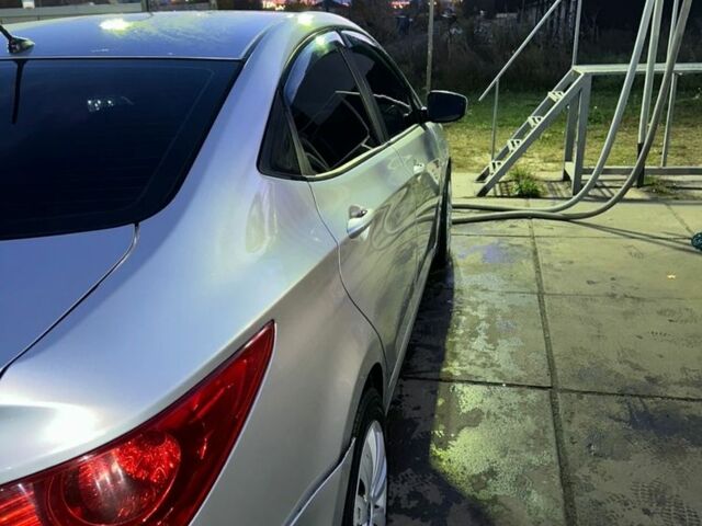 Серый Хендай Акцент, объемом двигателя 1.4 л и пробегом 218 тыс. км за 5600 $, фото 3 на Automoto.ua