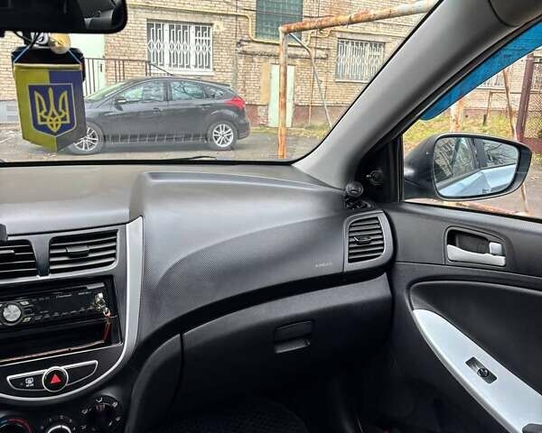 Серый Хендай Акцент, объемом двигателя 1.4 л и пробегом 140 тыс. км за 6800 $, фото 1 на Automoto.ua