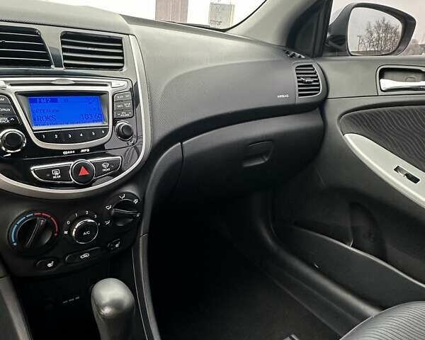 Серый Хендай Акцент, объемом двигателя 1.4 л и пробегом 180 тыс. км за 8100 $, фото 24 на Automoto.ua