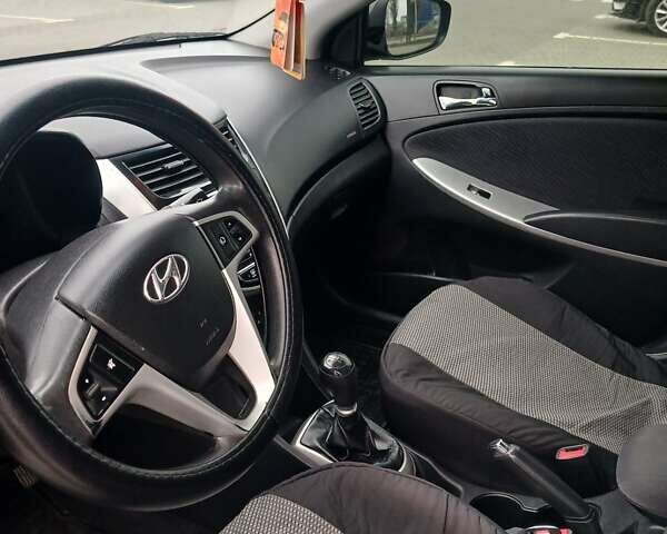 Серый Хендай Акцент, объемом двигателя 1.4 л и пробегом 238 тыс. км за 5950 $, фото 8 на Automoto.ua