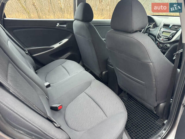 Серый Хендай Акцент, объемом двигателя 1.4 л и пробегом 125 тыс. км за 7500 $, фото 10 на Automoto.ua