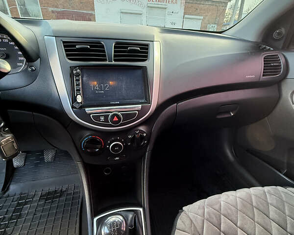 Серый Хендай Акцент, объемом двигателя 1.4 л и пробегом 242 тыс. км за 6100 $, фото 8 на Automoto.ua