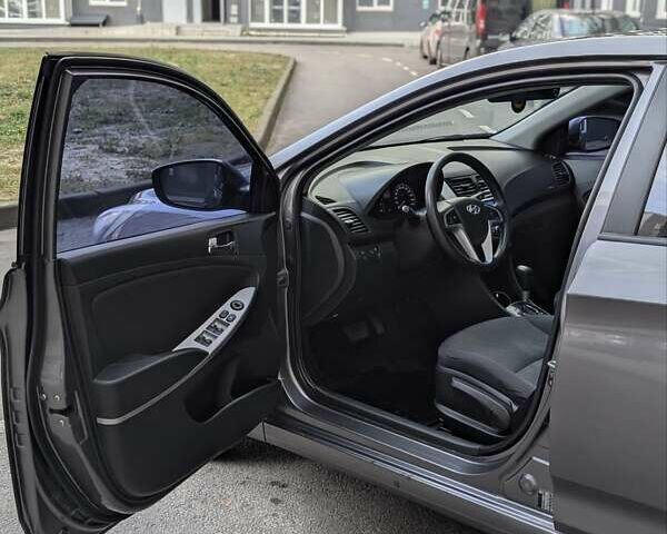 Серый Хендай Акцент, объемом двигателя 1.4 л и пробегом 233 тыс. км за 6250 $, фото 15 на Automoto.ua