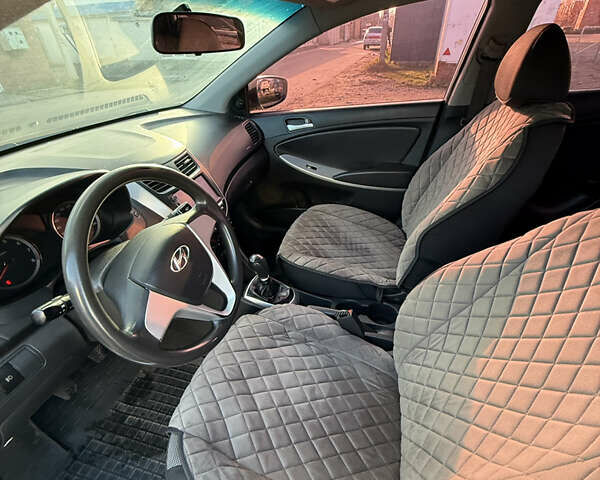 Серый Хендай Акцент, объемом двигателя 1.4 л и пробегом 242 тыс. км за 6100 $, фото 6 на Automoto.ua