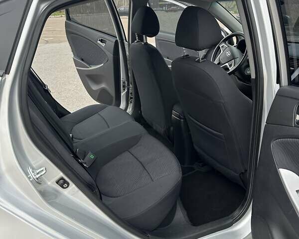 Серый Хендай Акцент, объемом двигателя 1.4 л и пробегом 180 тыс. км за 8100 $, фото 8 на Automoto.ua