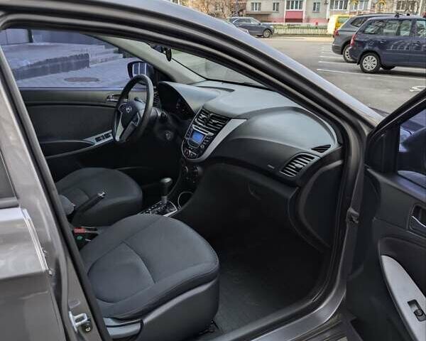 Серый Хендай Акцент, объемом двигателя 1.4 л и пробегом 233 тыс. км за 6250 $, фото 24 на Automoto.ua