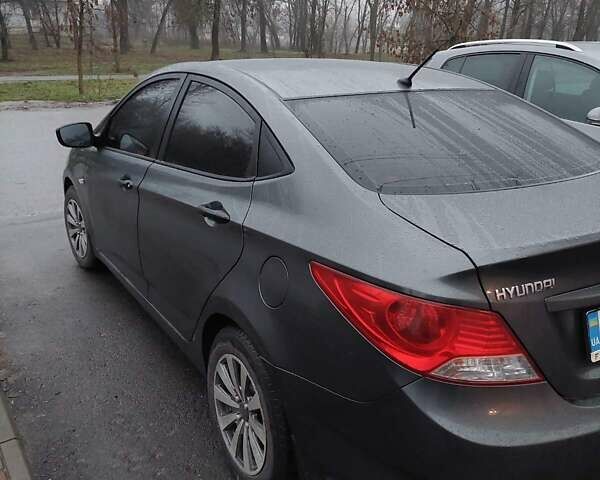 Серый Хендай Акцент, объемом двигателя 1.4 л и пробегом 165 тыс. км за 6500 $, фото 1 на Automoto.ua