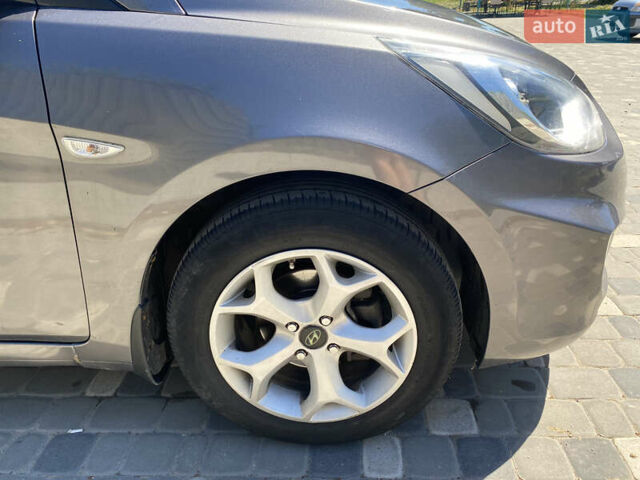 Серый Хендай Акцент, объемом двигателя 1.4 л и пробегом 200 тыс. км за 6950 $, фото 19 на Automoto.ua