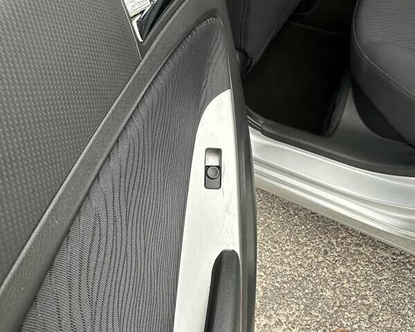 Серый Хендай Акцент, объемом двигателя 1.4 л и пробегом 180 тыс. км за 8100 $, фото 9 на Automoto.ua