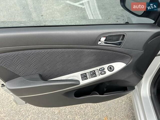 Серый Хендай Акцент, объемом двигателя 1.4 л и пробегом 180 тыс. км за 8100 $, фото 17 на Automoto.ua
