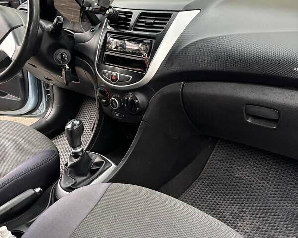 Серый Хендай Акцент, объемом двигателя 1.4 л и пробегом 140 тыс. км за 6800 $, фото 13 на Automoto.ua