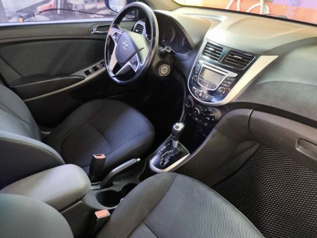 Серый Хендай Акцент, объемом двигателя 1.6 л и пробегом 227 тыс. км за 6350 $, фото 6 на Automoto.ua