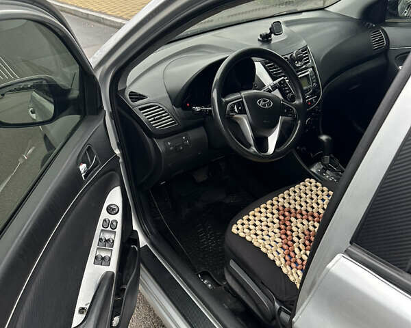 Серый Хендай Акцент, объемом двигателя 1.4 л и пробегом 250 тыс. км за 5400 $, фото 10 на Automoto.ua