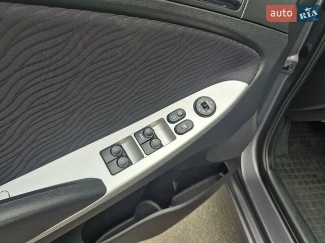 Серый Хендай Акцент, объемом двигателя 1.6 л и пробегом 90 тыс. км за 9650 $, фото 41 на Automoto.ua