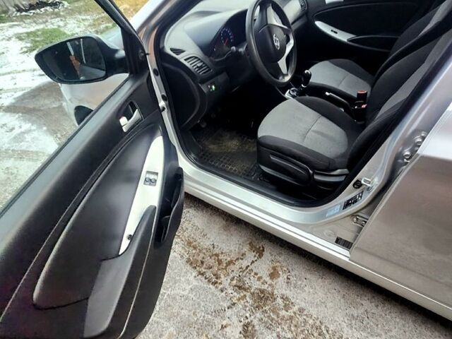 Серый Хендай Акцент, объемом двигателя 1.4 л и пробегом 150 тыс. км за 6550 $, фото 2 на Automoto.ua