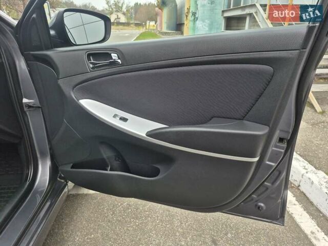 Серый Хендай Акцент, объемом двигателя 1.6 л и пробегом 90 тыс. км за 9650 $, фото 52 на Automoto.ua
