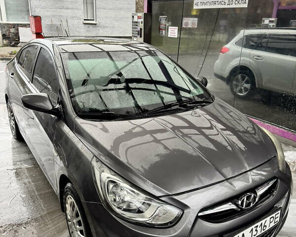 Серый Хендай Акцент, объемом двигателя 1.4 л и пробегом 175 тыс. км за 8000 $, фото 1 на Automoto.ua