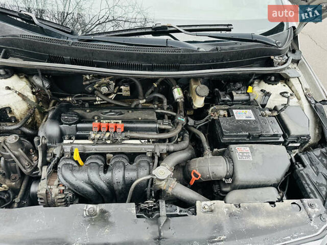 Серый Хендай Акцент, объемом двигателя 1.4 л и пробегом 250 тыс. км за 5400 $, фото 12 на Automoto.ua