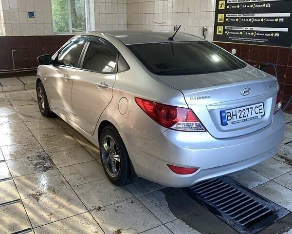 Серый Хендай Акцент, объемом двигателя 1.6 л и пробегом 138 тыс. км за 8400 $, фото 3 на Automoto.ua
