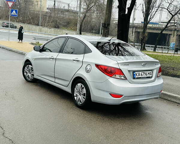 Серый Хендай Акцент, объемом двигателя 1.4 л и пробегом 250 тыс. км за 5400 $, фото 5 на Automoto.ua