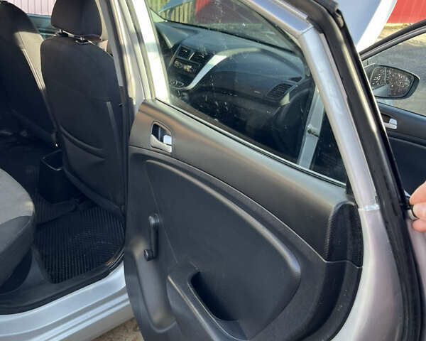 Сірий Хендай Акцент, об'ємом двигуна 1.4 л та пробігом 251 тис. км за 6200 $, фото 13 на Automoto.ua