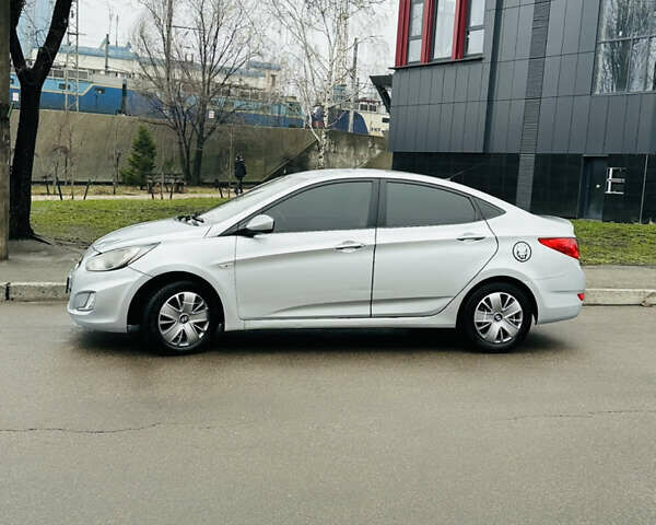 Серый Хендай Акцент, объемом двигателя 1.4 л и пробегом 250 тыс. км за 5400 $, фото 4 на Automoto.ua