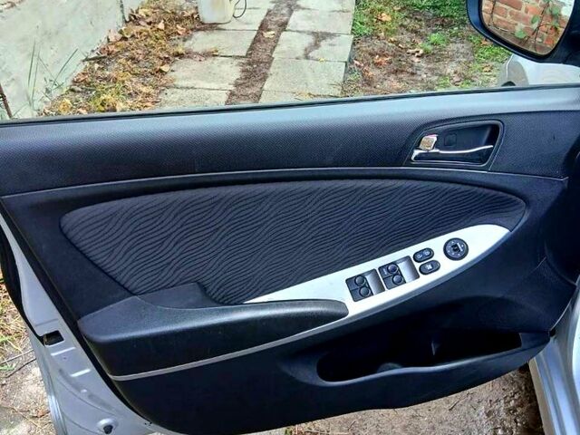 Хендай Акцент 2012 у Харкові на Automoto.ua Сірий Хендай Акцент, об'ємом двигуна 1.4 л та пробігом 159 тис. км за 7500 $, фото 9 на Automoto.ua