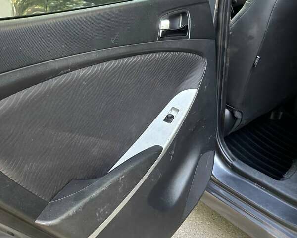 Серый Хендай Акцент, объемом двигателя 1.6 л и пробегом 105 тыс. км за 8300 $, фото 16 на Automoto.ua