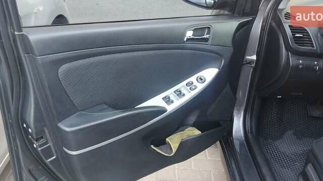 Сірий Хендай Акцент, об'ємом двигуна 1.6 л та пробігом 138 тис. км за 7700 $, фото 5 на Automoto.ua