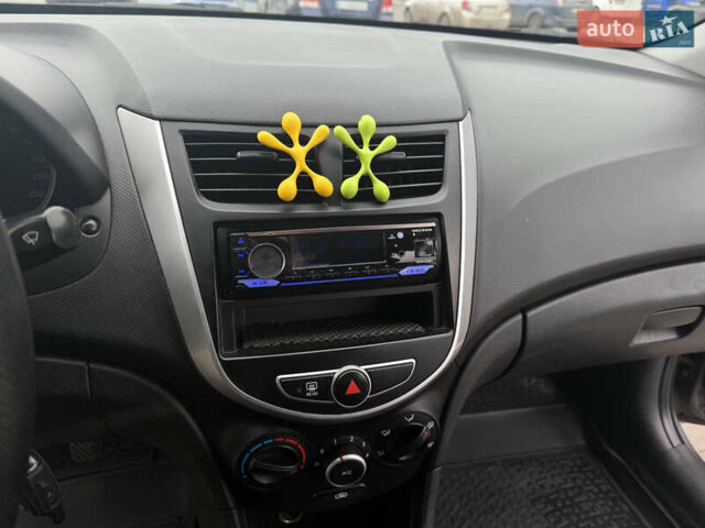 Серый Хендай Акцент, объемом двигателя 1.4 л и пробегом 230 тыс. км за 6500 $, фото 27 на Automoto.ua