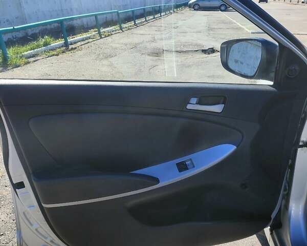 Сірий Хендай Акцент, об'ємом двигуна 1.4 л та пробігом 234 тис. км за 5100 $, фото 6 на Automoto.ua