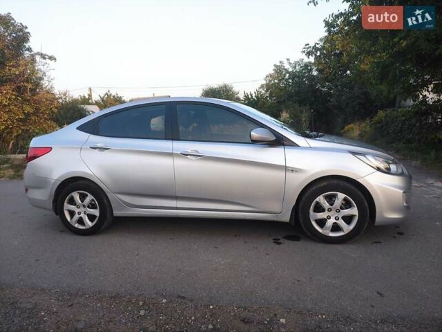 Серый Хендай Акцент, объемом двигателя 1.4 л и пробегом 105 тыс. км за 7600 $, фото 3 на Automoto.ua