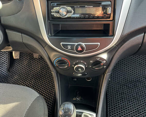 Сірий Хендай Акцент, об'ємом двигуна 1.4 л та пробігом 251 тис. км за 6200 $, фото 20 на Automoto.ua