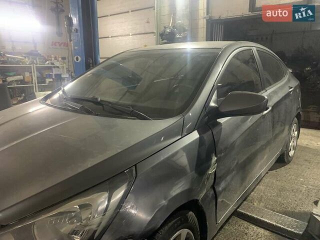 Серый Хендай Акцент, объемом двигателя 1.4 л и пробегом 157 тыс. км за 4777 $, фото 2 на Automoto.ua