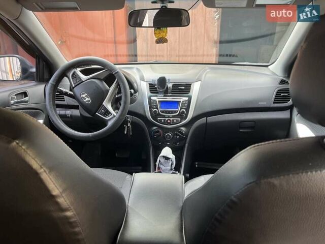 Сірий Хендай Акцент, об'ємом двигуна 1.4 л та пробігом 158 тис. км за 9000 $, фото 4 на Automoto.ua