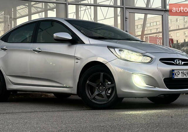 Серый Хендай Акцент, объемом двигателя 1.6 л и пробегом 124 тыс. км за 8500 $, фото 3 на Automoto.ua