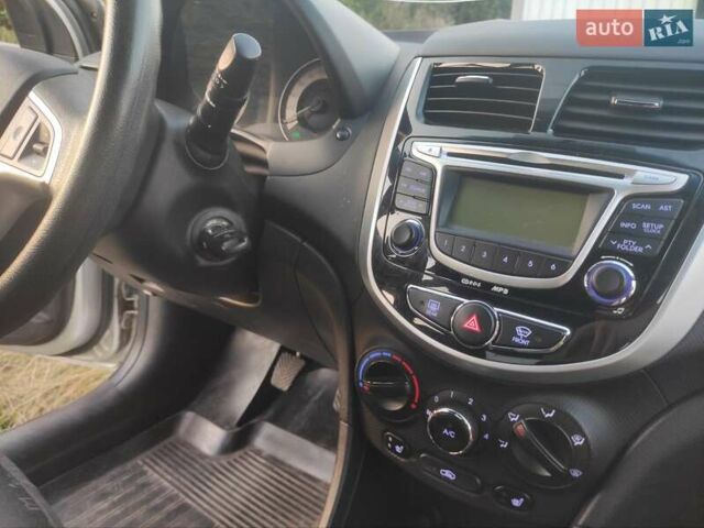 Серый Хендай Акцент, объемом двигателя 1.4 л и пробегом 105 тыс. км за 7600 $, фото 7 на Automoto.ua