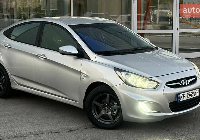 Серый Хендай Акцент, объемом двигателя 1.6 л и пробегом 124 тыс. км за 8500 $, фото 5 на Automoto.ua