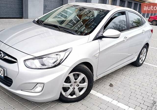 Серый Хендай Акцент, объемом двигателя 1.6 л и пробегом 152 тыс. км за 7300 $, фото 3 на Automoto.ua