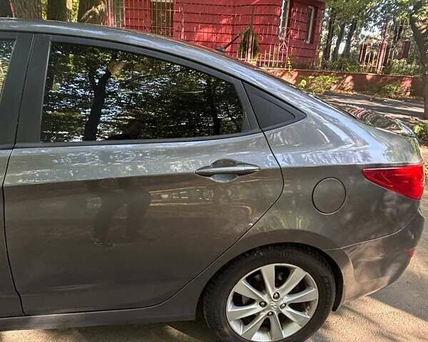 Серый Хендай Акцент, объемом двигателя 1.6 л и пробегом 105 тыс. км за 8300 $, фото 3 на Automoto.ua