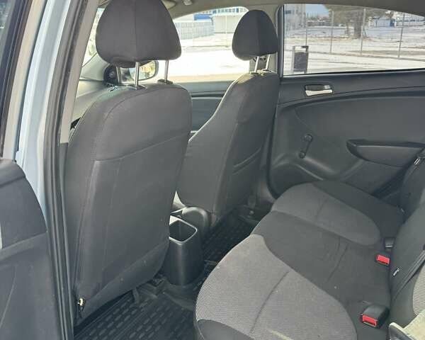 Серый Хендай Акцент, объемом двигателя 1.4 л и пробегом 156 тыс. км за 6700 $, фото 16 на Automoto.ua