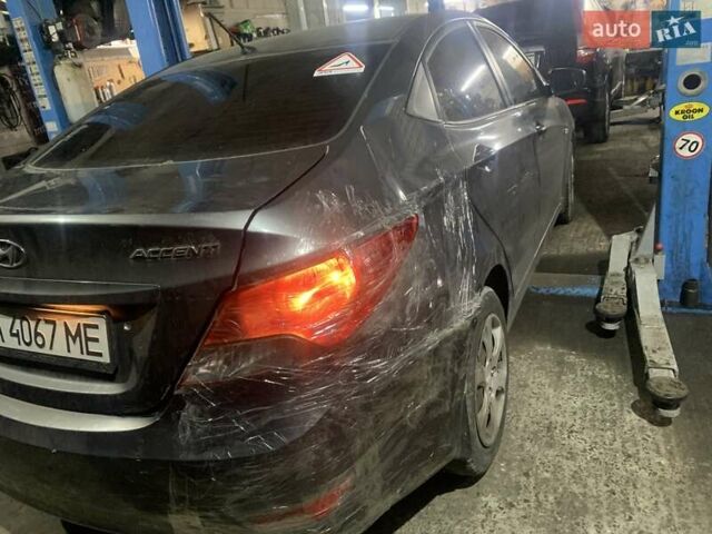 Серый Хендай Акцент, объемом двигателя 1.4 л и пробегом 157 тыс. км за 4777 $, фото 3 на Automoto.ua