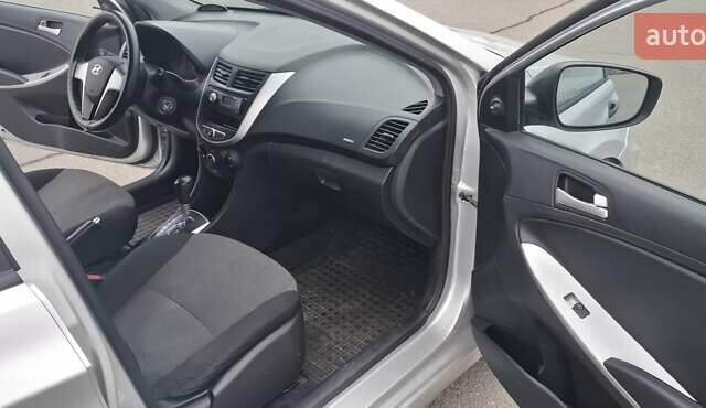 Серый Хендай Акцент, объемом двигателя 1.4 л и пробегом 220 тыс. км за 7000 $, фото 5 на Automoto.ua