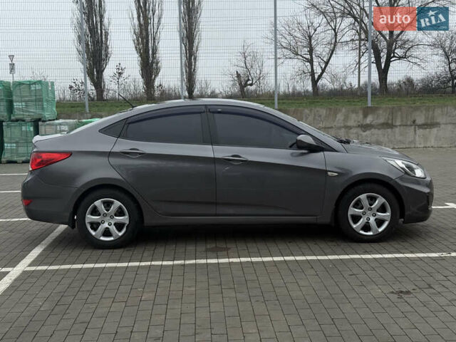 Серый Хендай Акцент, объемом двигателя 1.4 л и пробегом 230 тыс. км за 6500 $, фото 4 на Automoto.ua