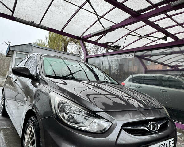 Серый Хендай Акцент, объемом двигателя 1.4 л и пробегом 175 тыс. км за 8000 $, фото 2 на Automoto.ua