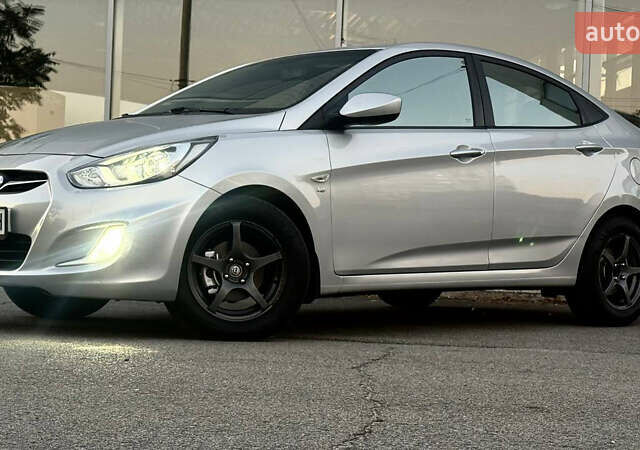 Серый Хендай Акцент, объемом двигателя 1.6 л и пробегом 124 тыс. км за 8500 $, фото 4 на Automoto.ua