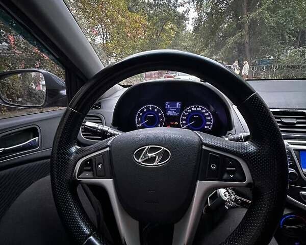 Серый Хендай Акцент, объемом двигателя 1.6 л и пробегом 173 тыс. км за 6500 $, фото 1 на Automoto.ua